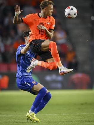 EINDHOVEN - (lr) Kosta Nedeljkovic of Serbia and Noa Lang of the Netherlands during the UEFA Nations League match between the Netherlands and Serbia at the Philips Stadium on October 4, 2026 in Eindhoven, the Netherlands. KOEN VAN WEEL ANP xVIxANPxSportx xxANPxIVx 571519545 originalFilename: 571519545.jpg
