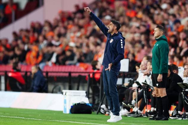EINDHOVEN - Serbia national coach Veljko PaunoviÄ‡ gives instructions during the UEFA Nations League match between the Netherlands and Serbia at the Philips Stadium on October 4, 2026, in Eindhoven, the Netherlands. SONNY LENSEN ANP xVIxANPxSportx xxANPxIVx 571519889 originalFilename: 571519889.jpg