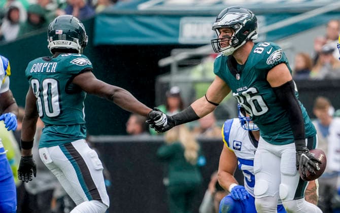 October 4, 2026, Philadelphia, Pa, USA: Oct 4, 2026; Philadelphia, PA, USA; Philadelphia Eagles tight end Zac Ertz celebrates after a catch at Lincoln Financial Field. Mandatory Credit: -Cal Media Philadelphia USA - ZUMAcs17 20261004_faf_cs17_160 Copyright: xScottxSeriox