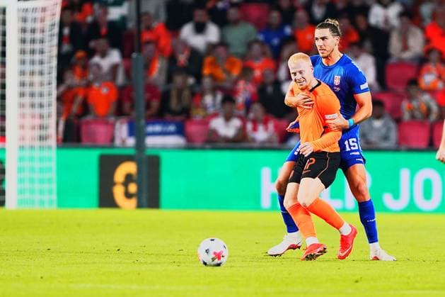 2026-10-04 UEFA Nations League: Netherlands v Serbia EINDHOVEN, NETHERLANDS - OCTOBER 4: Mexx Meerdink of AZ Alkmaar and Srdjan Babic of Serbia during the UEFA Nations League match between Netherlands and Serbia at Philips Stadion on October 4, 2026 in Eindhoven, Netherlands. Eindhoven Philips Stadion Netherlands Content not available for redistribution in The Netherlands directly or indirectly through any third parties. Copyright: xAndrexWeeningx