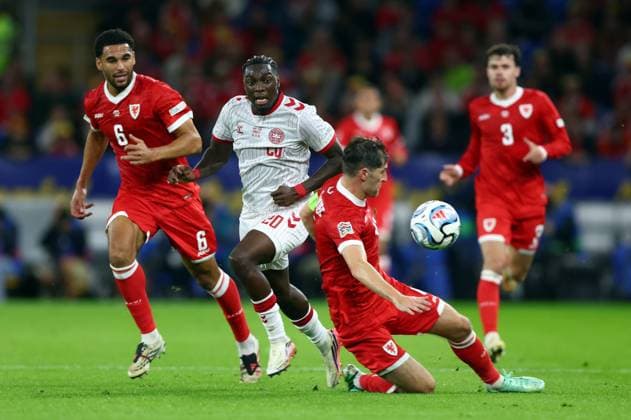 Mohamed Daramy of Denmark goes past Ben Davies of Wales Wales v Denmark, UEFA Nations League, Football, Cardiff City Stadium, Cardiff, UK - 04 Oct 2026Cardiff Cardiff City Stadium United Kingdom  Copyright: xKieranxMcManus Shutterstockx 17185536u