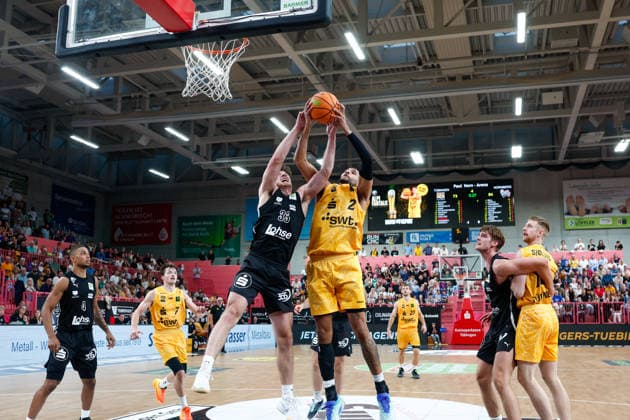 Nate Heise, Nuremberg Falcons, 33, and Timothy Smith, Tübingen Tigers, 02, GER, Tübingen Tigers vs. Nuremberg Falcons, Basketball, ProA, Matchday 3, 2026–2027 Season, October 4, 2026, GER, Tigers Tübingen vs. Nuremberg Falcons, Basketball, ProA, Matchday 3, 2026–2027 season, October 4, 2026, Tigers Tübingen Copyright: xEibner-Pressefoto KirstenxJaegerx