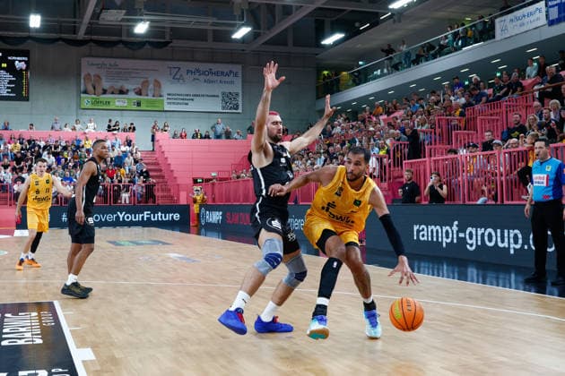 Dominick von Waaden, Nuremberg Falcons, 09, and Timothy Smith, Tübingen Tigers, 02, GER, Tübingen Tigers vs. Nuremberg Falcons, Basketball, ProA, Matchday 3, 2026–2027 Season, October 4, 2026, GER, Tigers Tübingen vs. Nuremberg Falcons, Basketball, ProA, Matchday 3, 2026–2027 Season, October 4, 2026, Tigers Tübingen Copyright: xEibner-Pressefoto KirstenxJaegerx