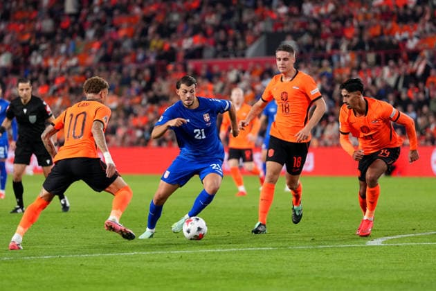 UEFA Nations League: The Netherlands v Serbia Eindhoven - Lazar Samardzic of Serbia duels for the ball with Joey Veerman of The Netherlands and Tijjani Reijnders of The Netherlands during the league phase matchday 4 competition round of the 2026 2027 UEFA Nations League season. The match is set between The Netherlands and Serbia at Philips Stadion on 4 October 2026 in Eindhoven, Netherlands. (Hero Images Yannick Verhoeven) Copyright: xYannickxVerhoevenx