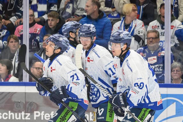 Pictured, from left: Nick Halloran (Straubing Tigers); the Straubing team celebrates after scoring the 0-1 goal; goal, score, celebration, goal celebration, joy, enthusiasm, celebrating, GER, BW, VS, Penny DEL, Ice Hockey League, Matchday 6, Schwenninger Wild Wings vs. Straubing Tigers at the Helios Arena in Villingen-Schwenningen, October 4, 2026, Copyright: HMBxMedia UwexKoch