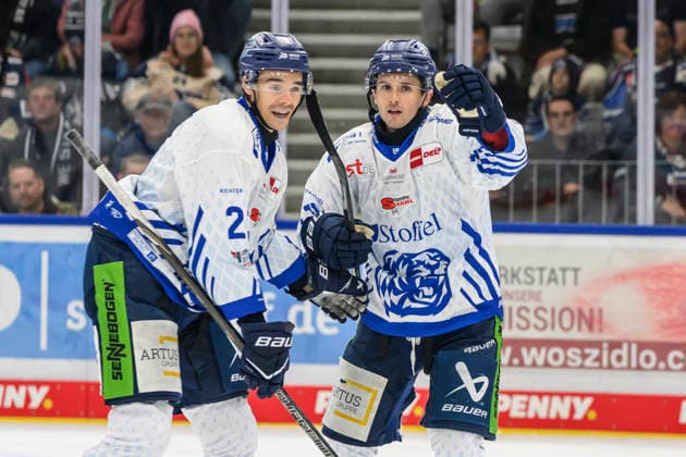 Pictured, from left: J. C. Beaudin (Straubing Tigers), Nick Halloran (Straubing Tigers), goal, score, celebration, goal celebration, joy, excitement, celebrating, after 0–3, GER, BW, VS, Penny DEL, Ice Hockey League, Matchday 6, Schwenninger Wild Wings vs. Straubing Tigers at the Helios Arena in Villingen-Schwenningen, October 4, 2026, Copyright: HMBxMedia UwexKoch