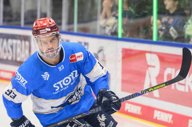 Pictured from left: Sebastian Uvira, Schwenninger Wild Wings, GER, BW, VS, Penny DEL, Ice Hockey League, Matchday 6, Schwenninger Wild Wings vs. Straubing Tigers at the Helios Arena in Villingen-Schwenningen, October 4, 2026, Copyright: HMBxMedia UwexKoch