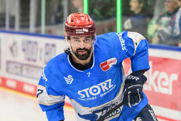 Pictured from left: Dominik Bittner, Schwenninger Wild Wings, GER, BW, VS, Penny DEL, Ice Hockey League, Matchday 6, Schwenninger Wild Wings vs. Straubing Tigers at the Helios Arena in Villingen-Schwenningen, October 4, 2026, Copyright: HMBxMedia UwexKoch
