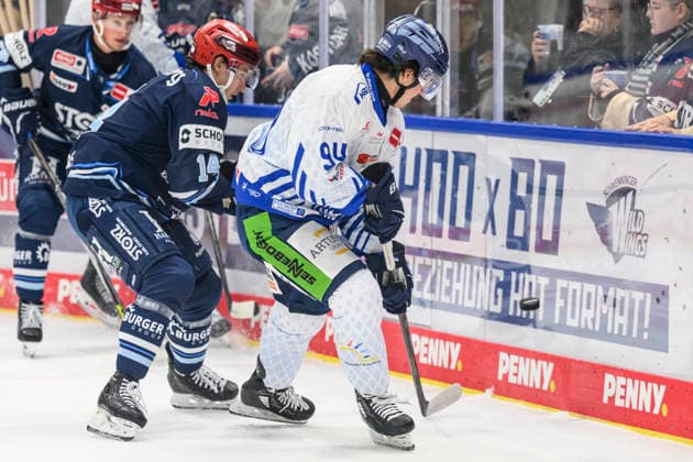 In the photo, from left: Curtis Valk vs. Jamieson Rees, Straubing Tigers; face-off, action, battle, fighting for the puck; GER, BW, VS, Penny DEL, Ice Hockey League, Matchday 6, Schwenninger Wild Wings vs. Straubing Tigers at the Helios Arena in Villingen-Schwenningen, October 4, 2026, Copyright: HMBxMedia UwexKoch
