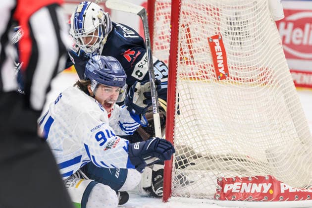 In the photo, from left: Jamieson Rees (Straubing Tigers), Simon Wolf (Schwenninger Wild Wings); scuffle, one-on-one battle, action, fight, battling for the puck, GER, BW, VS, Penny DEL, Ice Hockey League, Matchday 6, Schwenninger Wild Wings vs. Straubing Tigers at the Helios Arena in Villingen-Schwenningen, October 4, 2026, Copyright: HMBxMedia UwexKoch