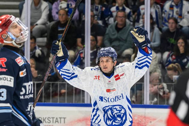Pictured, from left: Nick Halloran, Straubing Tigers; goal, score, celebration, goal celebration, joy, excitement, celebrating, after 0-3, GER, BW, VS, Penny DEL, Ice Hockey League, Matchday 6, Schwenninger Wild Wings vs. Straubing Tigers at the Helios Arena in Villingen-Schwenningen, October 4, 2026, Copyright: HMBxMedia UwexKoch