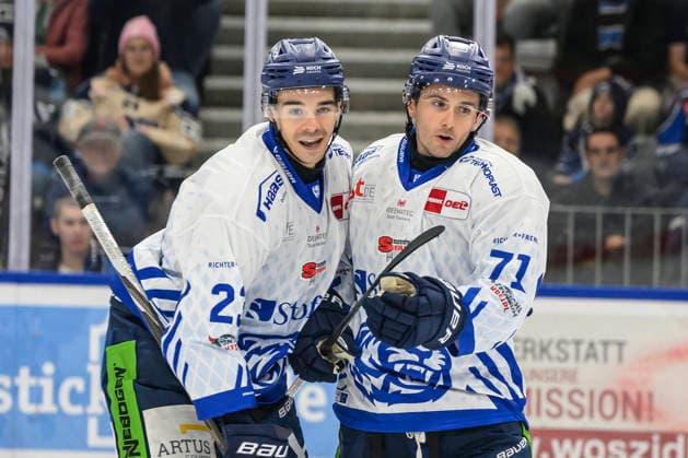 Pictured, from left: J. C. Beaudin (Straubing Tigers), Nick Halloran (Straubing Tigers), goal, score, celebration, goal celebration, joy, excitement, celebrating, after 0–3, GER, BW, VS, Penny DEL, Ice Hockey League, Matchday 6, Schwenninger Wild Wings vs. Straubing Tigers at the Helios Arena in Villingen-Schwenningen, October 4, 2026, Copyright: HMBxMedia UwexKoch