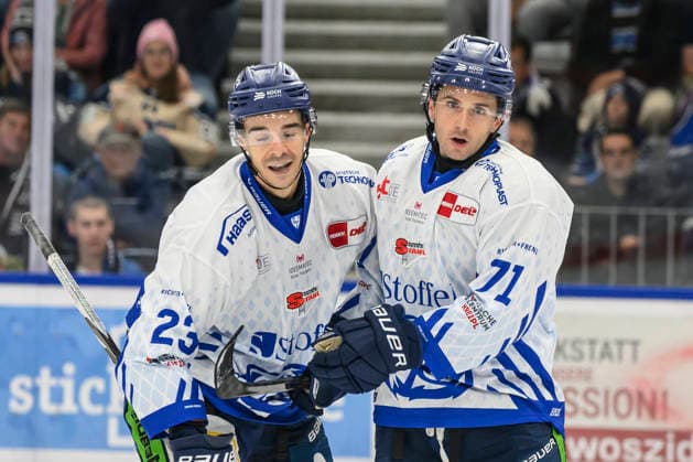 Pictured, from left: J. C. Beaudin (Straubing Tigers), Nick Halloran (Straubing Tigers), goal, score, celebration, goal celebration, joy, excitement, celebrating, after 0–3, GER, BW, VS, Penny DEL, Ice Hockey League, Matchday 6, Schwenninger Wild Wings vs. Straubing Tigers at the Helios Arena in Villingen-Schwenningen, October 4, 2026, Copyright: HMBxMedia UwexKoch