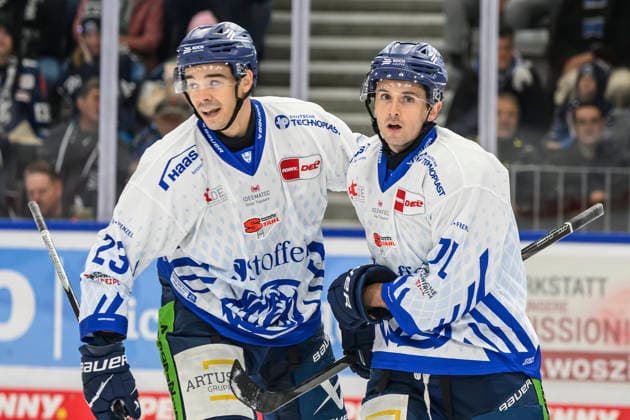 Pictured, from left: J. C. Beaudin (Straubing Tigers), Nick Halloran (Straubing Tigers), goal, score, celebration, goal celebration, joy, excitement, celebrating, after 0–3, GER, BW, VS, Penny DEL, Ice Hockey League, Matchday 6, Schwenninger Wild Wings vs. Straubing Tigers at the Helios Arena in Villingen-Schwenningen, October 4, 2026, Copyright: HMBxMedia UwexKoch