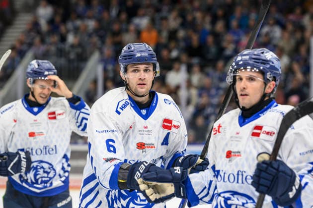 Pictured, from left: Alex Green (Straubing Tigers), Nick Halloran (Straubing Tigers), goal, score, celebration, goal celebration, joy, excitement, celebrating, after 0–3, GER, BW, VS, Penny DEL, Ice Hockey League, Matchday 6, Schwenninger Wild Wings vs. Straubing Tigers at the Helios Arena in Villingen-Schwenningen, October 4, 2026, Copyright: HMBxMedia UwexKoch