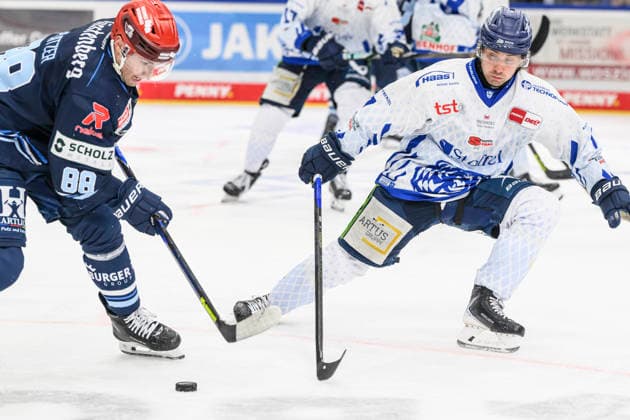 Pictured, from left: Kyle Platzer (Schwenninger Wild Wings), Nicolas Beaudin (Straubing Tigers); face-off, action, battle, fighting for the puck, GER, BW, VS, Penny DEL, Ice Hockey League, Matchday 6, Schwenninger Wild Wings vs. Straubing Tigers at the Helios Arena in Villingen-Schwenningen, October 4, 2026, Copyright: HMBxMedia UwexKoch