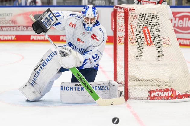 In the photo, from left: Jakub Skarek of the Straubing Tigers, waiting for the puck; GER, BW, VS, Penny DEL, Ice Hockey League, Matchday 6, Schwenninger Wild Wings vs. Straubing Tigers at the Helios Arena in Villingen-Schwenningen, October 4, 2026, Copyright: HMBxMedia UwexKoch