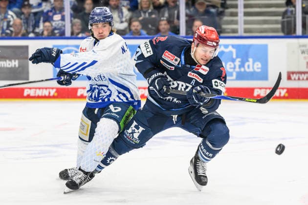 Pictured, from left: Nicolas Beaudin (Straubing Tigers), Alexander Karachun (Schwenninger Wild Wings); one-on-one battle, action, fight, battling for the puck, GER, BW, VS, Penny DEL, Ice Hockey League, Matchday 6, Schwenninger Wild Wings vs. Straubing Tigers at the Helios Arena in Villingen-Schwenningen, October 4, 2026, Copyright: HMBxMedia UwexKoch