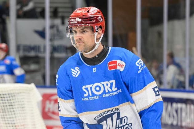Pictured from left: Alex Peters, Schwenninger Wild Wings, GER, BW, VS, Penny DEL, Ice Hockey League, Matchday 6, Schwenninger Wild Wings vs. Straubing Tigers at the Helios Arena in Villingen-Schwenningen, October 4, 2026, Copyright: HMBxMedia UwexKoch