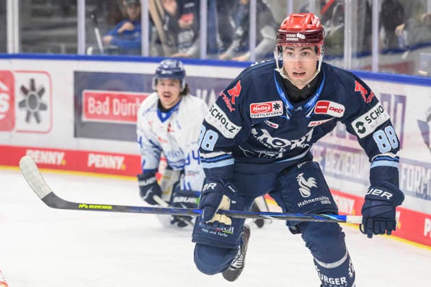 Pictured, from left: Kyle Platzer, Schwenninger Wild Wings, GER, BW, VS, Penny DEL, Ice Hockey League, Matchday 6, Schwenninger Wild Wings vs. Straubing Tigers at the Helios Arena in Villingen-Schwenningen, October 4, 2026, Copyright: HMBxMedia UwexKoch