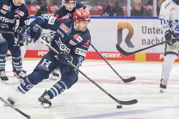 Pictured from left: Alex Trivellato of the Schwenninger Wild Wings, on the attack; GER, BW, VS, Penny DEL, Ice Hockey League, Matchday 6, Schwenninger Wild Wings vs. Straubing Tigers at the Helios Arena in Villingen-Schwenningen, October 4, 2026, Copyright: HMBxMedia UwexKoch