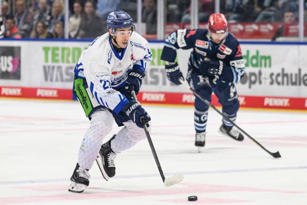 Pictured, from left: J. C. Beaudin, Straubing Tigers, GER, BW, VS, Penny DEL, Ice Hockey League, Matchday 6, Schwenninger Wild Wings vs. Straubing Tigers at the Helios Arena in Villingen-Schwenningen, October 4, 2026, Copyright: HMBxMedia UwexKoch