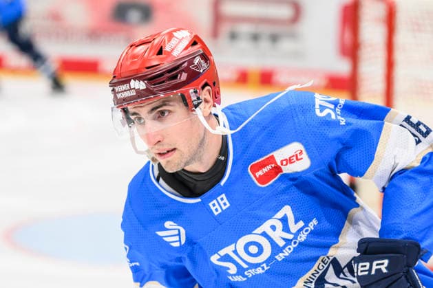 In the photo, from left: Kyle Platzer of the Schwenninger Wild Wings, cutout, GER, BW, VS, Penny DEL, Ice Hockey League, Matchday 6, Schwenninger Wild Wings vs. Straubing Tigers at the Helios Arena in Villingen-Schwenningen, October 4, 2026, Copyright: HMBxMedia UwexKoch