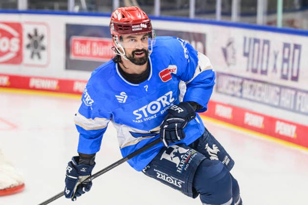 Pictured from left: Dominik Bittner, Schwenninger Wild Wings, GER, BW, VS, Penny DEL, Ice Hockey League, Matchday 6, Schwenninger Wild Wings vs. Straubing Tigers at the Helios Arena in Villingen-Schwenningen, October 4, 2026, Copyright: HMBxMedia UwexKoch
