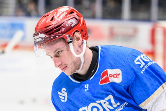 In the photo, from left: Philip Feist, Schwenninger Wild Wings; cutout; GER; BW; VS; Penny DEL; Ice Hockey League; Matchday 6; Schwenninger Wild Wings vs. Straubing Tigers at the Helios Arena in Villingen-Schwenningen, October 4, 2026, Copyright: HMBxMedia UwexKoch