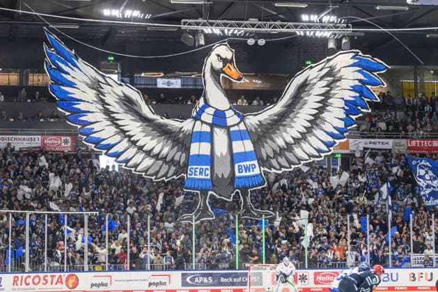 Pictured from left: Schwan, Choreo, SERC, BWP in the fan section, GER, BW, VS, Penny DEL, Ice Hockey League, Matchday 6, Schwenninger Wild Wings vs. Straubing Tigers at the Helios Arena in Villingen-Schwenningen, October 4, 2026, Copyright: HMBxMedia UwexKoch