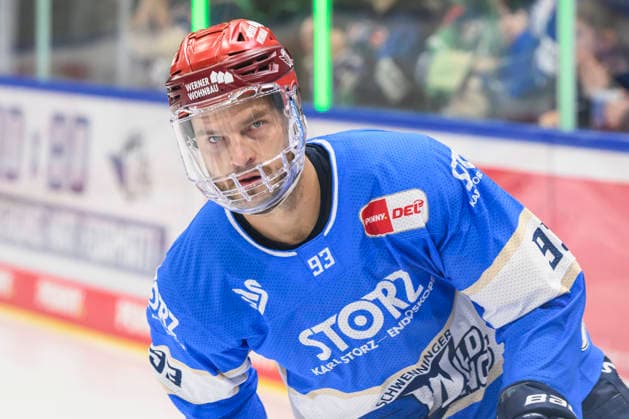 In the photo, from left: Sebastian Uvira, Schwenninger Wild Wings; free agent; GER; BW; VS; Penny DEL; Ice Hockey League; Matchday 6; Schwenninger Wild Wings vs. Straubing Tigers at the Helios Arena in Villingen-Schwenningen, October 4, 2026, Copyright: HMBxMedia UwexKoch