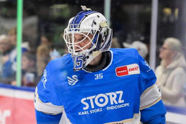 In the photo, from left: Simon Wolf, Schwenninger Wild Wings; cutout; GER; BW; VS; Penny DEL; Ice Hockey League; Matchday 6; Schwenninger Wild Wings vs. Straubing Tigers at the Helios Arena in Villingen-Schwenningen, October 4, 2026, Copyright: HMBxMedia UwexKoch