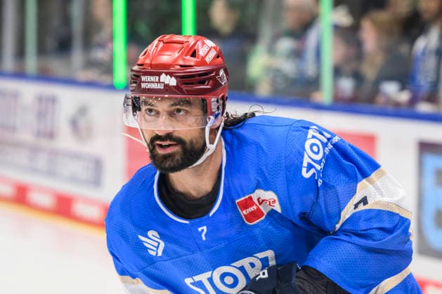 Pictured from left: Dominik Bittner, Schwenninger Wild Wings, GER, BW, VS, Penny DEL, Ice Hockey League, Matchday 6, Schwenninger Wild Wings vs. Straubing Tigers at the Helios Arena in Villingen-Schwenningen, October 4, 2026, Copyright: HMBxMedia UwexKoch