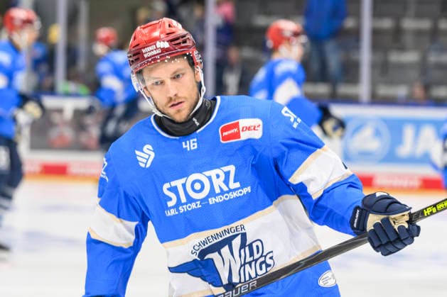 In the photo, from left: Eric Martinsson, Schwenninger Wild Wings; free agent; GER; BW; VS; Penny DEL; Ice Hockey League; Matchday 6; Schwenninger Wild Wings vs. Straubing Tigers at the Helios Arena in Villingen-Schwenningen, October 4, 2026, Copyright: HMBxMedia UwexKoch