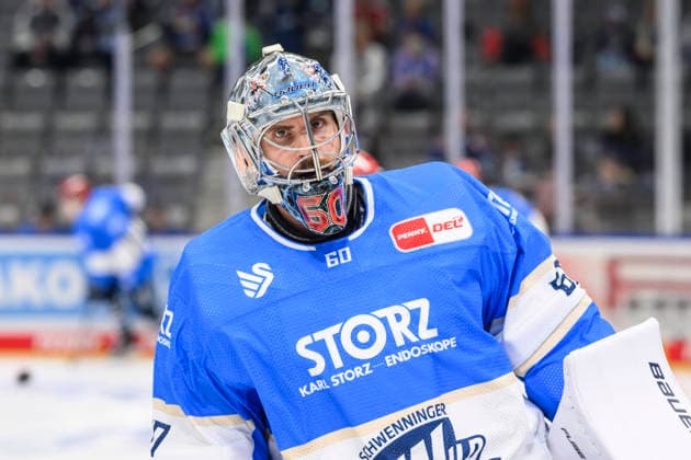 In the photo, from left: Joacim Eriksson, Schwenninger Wild Wings; free agent; GER; BW; VS; Penny DEL; Ice Hockey League; Matchday 6; Schwenninger Wild Wings vs. Straubing Tigers at the Helios Arena in Villingen-Schwenningen, October 4, 2026, Copyright: HMBxMedia UwexKoch