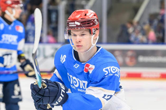 In the photo, from left: Vadim Schreiner, Schwenninger Wild Wings; cutout; GER; BW; VS; Penny DEL; Ice Hockey League; Matchday 6; Schwenninger Wild Wings vs. Straubing Tigers at the Helios Arena in Villingen-Schwenningen, October 4, 2026, Copyright: HMBxMedia UwexKoch