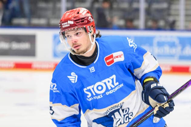 In the photo, from left: Hakon Haenelt, Schwenninger Wild Wings; free agent; GER; BW; VS; Penny DEL; Ice Hockey League; Matchday 6; Schwenninger Wild Wings vs. Straubing Tigers at the Helios Arena in Villingen-Schwenningen, October 4, 2026, Copyright: HMBxMedia UwexKoch