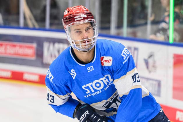In the photo, from left: Sebastian Uvira, Schwenninger Wild Wings; free agent; GER; BW; VS; Penny DEL; Ice Hockey League; Matchday 6; Schwenninger Wild Wings vs. Straubing Tigers at the Helios Arena in Villingen-Schwenningen, October 4, 2026, Copyright: HMBxMedia UwexKoch