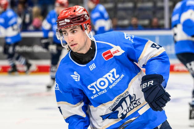 In the photo, from left: Kyle Platzer of the Schwenninger Wild Wings, cutout, GER, BW, VS, Penny DEL, Ice Hockey League, Matchday 6, Schwenninger Wild Wings vs. Straubing Tigers at the Helios Arena in Villingen-Schwenningen, October 4, 2026, Copyright: HMBxMedia UwexKoch