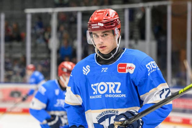In the photo, from left: Niklas Huebner, Schwenninger Wild Wings; cutout; GER; BW; VS; Penny DEL; Ice Hockey League; Matchday 6; Schwenninger Wild Wings vs. Straubing Tigers at the Helios Arena in Villingen-Schwenningen, October 4, 2026, Copyright: HMBxMedia UwexKoch