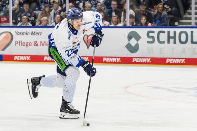 In the photo, from left: J. C. Beaudin, Straubing Tigers; cutout; GER; BW; VS; Penny DEL; Ice Hockey League; Matchday 6; Schwenninger Wild Wings vs. Straubing Tigers at the Helios Arena in Villingen-Schwenningen, October 4, 2026, Copyright: HMBxMedia UwexKoch