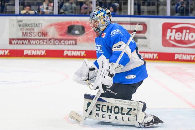 In the photo, from left: Joacim Eriksson, Schwenninger Wild Wings; cutout; GER; BW; VS; Penny DEL; Ice Hockey League; Matchday 6; Schwenninger Wild Wings vs. Straubing Tigers at the Helios Arena in Villingen-Schwenningen, October 4, 2026, Copyright: HMBxMedia UwexKoch