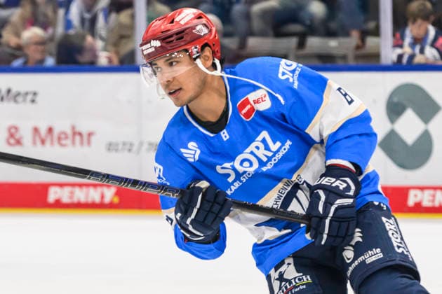 Pictured from left: Austin Ortega, Schwenninger Wild Wings; free agent; GER; BW; VS; Penny DEL; Ice Hockey League; Matchday 6; Schwenninger Wild Wings vs. Straubing Tigers at the Helios Arena in Villingen-Schwenningen, October 4, 2026, Copyright: HMBxMedia UwexKoch