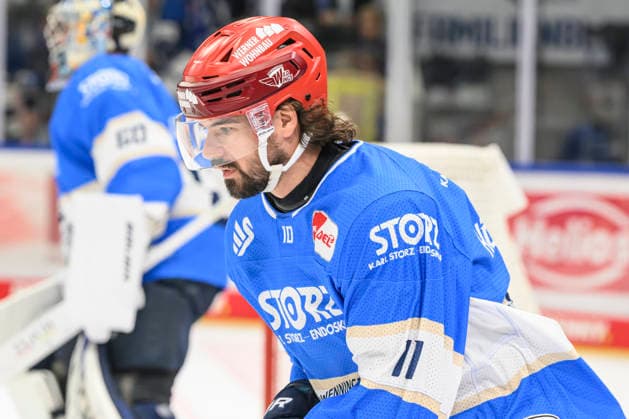 In the photo, from left: Mirko Hoefflin, Schwenninger Wild Wings; cutout; GER; BW; VS; Penny DEL; Ice Hockey League; Matchday 6; Schwenninger Wild Wings vs. Straubing Tigers at the Helios Arena in Villingen-Schwenningen, October 4, 2026, Copyright: HMBxMedia UwexKoch
