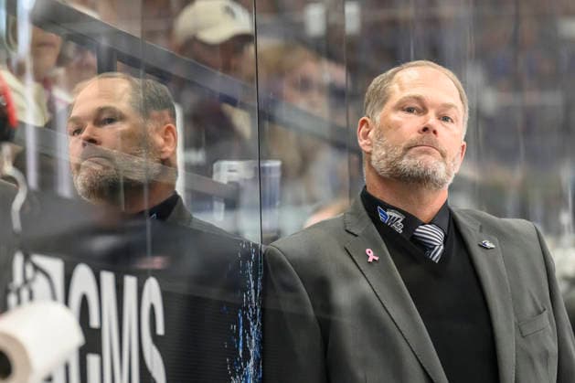 In the photo, from left: Steve Walker, Schwenninger Wild Wings; free agent, GER, BW, VS, Penny DEL, Ice Hockey League, Matchday 6, Schwenninger Wild Wings vs. Straubing Tigers at the Helios Arena in Villingen-Schwenningen, October 4, 2026, Copyright: HMBxMedia UwexKoch