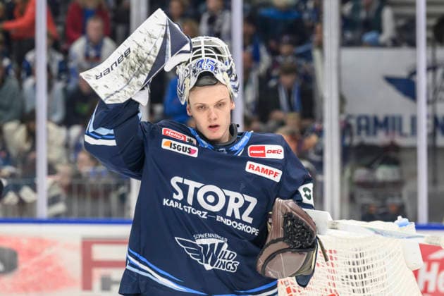 In the photo, from left: Simon Wolf, Schwenninger Wild Wings; cutout; GER; BW; VS; Penny DEL; Ice Hockey League; Matchday 6; Schwenninger Wild Wings vs. Straubing Tigers at the Helios Arena in Villingen-Schwenningen, October 4, 2026, Copyright: HMBxMedia UwexKoch