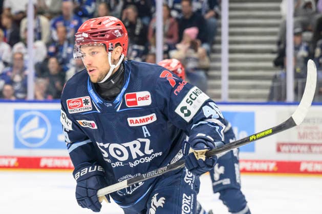 In the photo, from left: Eric Martinsson, Schwenninger Wild Wings; free agent; GER; BW; VS; Penny DEL; Ice Hockey League; Matchday 6; Schwenninger Wild Wings vs. Straubing Tigers at the Helios Arena in Villingen-Schwenningen, October 4, 2026, Copyright: HMBxMedia UwexKoch