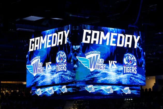 Pictured, from left: Gameday poster, Wild Wings vs. Straubing Tigers, GER, BW, VS, Penny DEL, Ice Hockey League, Matchday 6, Schwenninger Wild Wings vs. Straubing Tigers at the Helios Arena in Villingen-Schwenningen, October 4, 2026, Copyright: HMBxMedia UwexKoch