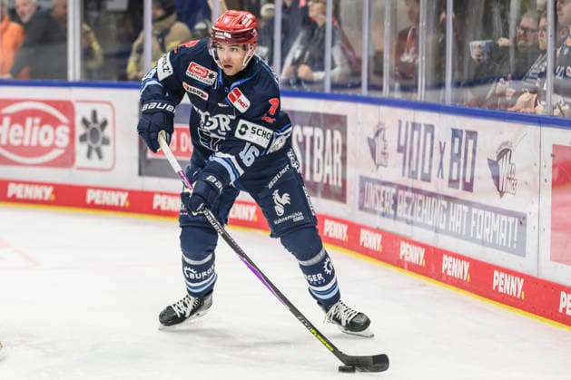 In the photo, from left: Arkadiuz Dziambor of the Schwenninger Wild Wings, free agent, GER, BW, VS, Penny DEL, Ice Hockey League, Matchday 6, Schwenninger Wild Wings vs. Straubing Tigers at the Helios Arena in Villingen-Schwenningen, October 4, 2026, Copyright: HMBxMedia UwexKoch