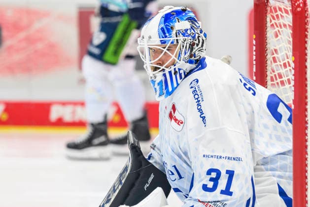 In the photo, from left: Jakub Skarek, Straubing Tigers; cutout; GER; BW; VS; Penny DEL; Ice Hockey League; Matchday 6; Schwenninger Wild Wings vs. Straubing Tigers at the Helios Arena in Villingen-Schwenningen, October 4, 2026, Copyright: HMBxMedia UwexKoch